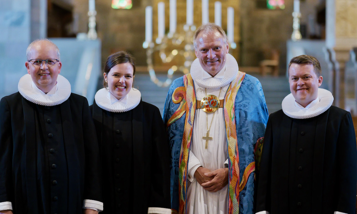 De tre nye præster sammen med biskoppen