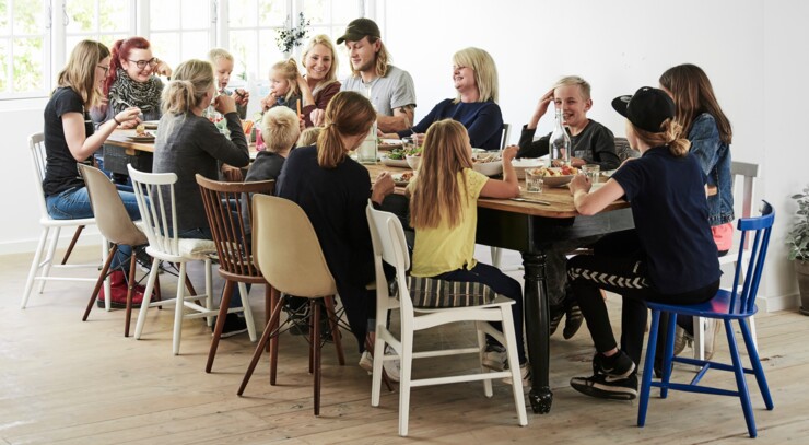 Spisning ved stort fælles bord