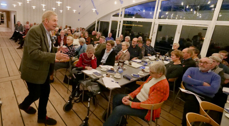 Teologisk specialkonsulent Henning Kjær Thomsen fortæller for et interesseret publikum i sognehuet i Viborg.