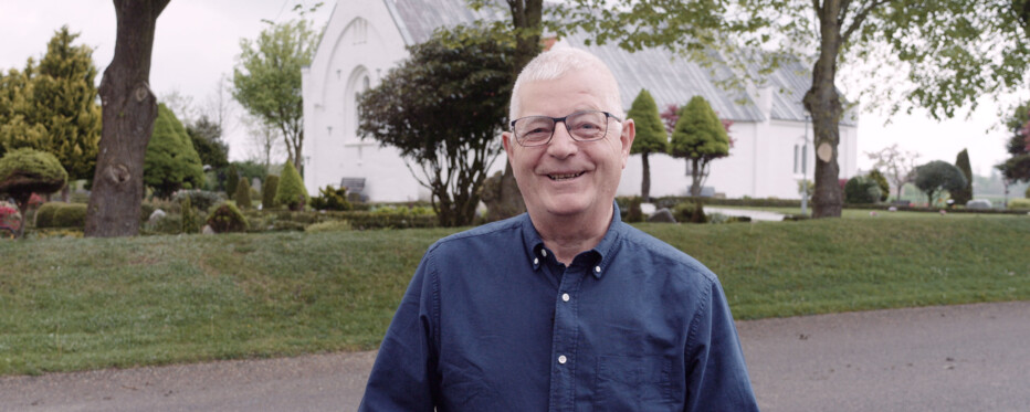 Formand Erik Møller foran Sir kirke