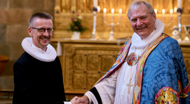 Nyindsatte provst Brian Krüger Iversen og biskop Henrik Stubkjær gav hinanden håndslag på et godt fremtidigt samarbejde.