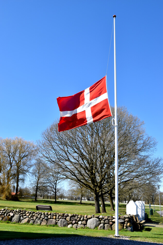 Flag på halv ved Hedeagerkirken