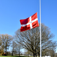 Flag på halv ved Hedeagerkirken