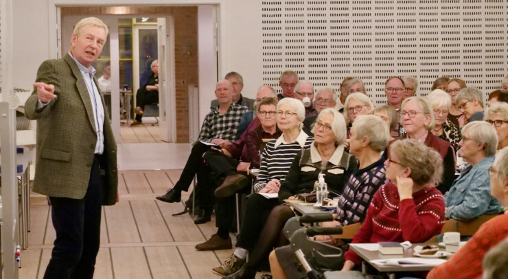 Teologisk specialkonsulent Henning Kjær Thomsen fortæller for et interesseret publikum i sognehuet i Viborg.