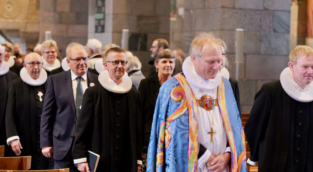 Den nyslåede provst Brian Krüger Iversen i procession på vej ud af Domkirken.