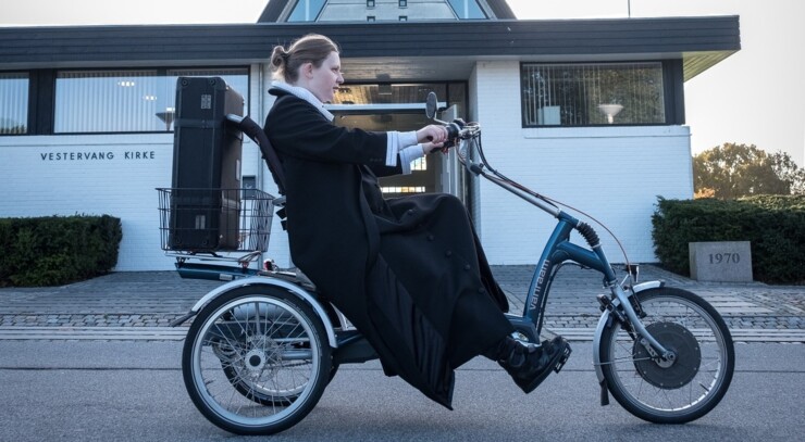 Hildur Kaaber Ahrenkilde på cykel i præstekjole