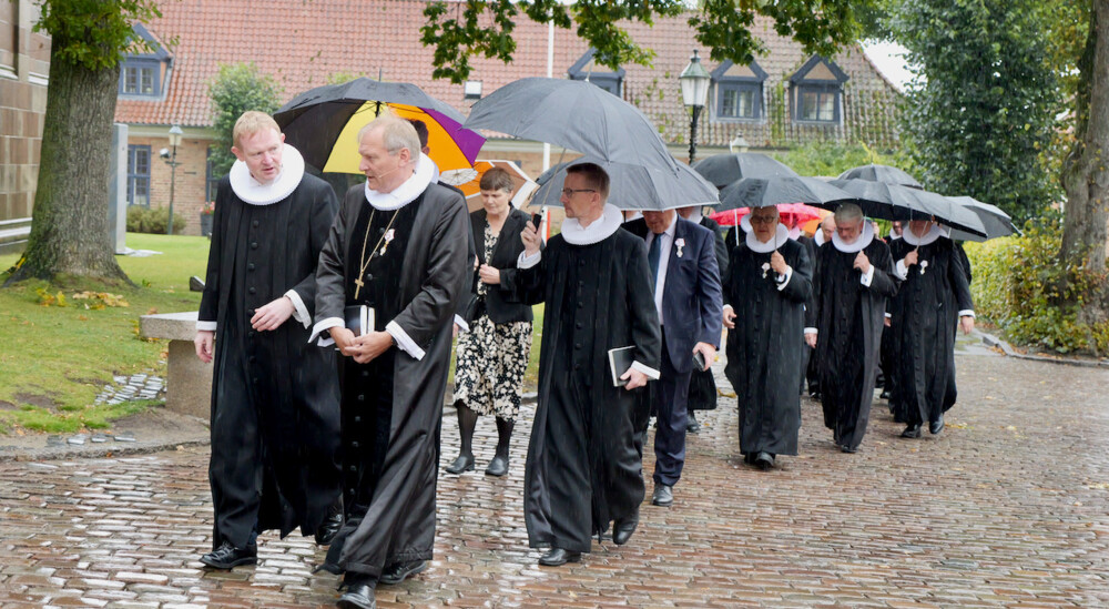 Præster og provster i procession på vej mod Domkirken